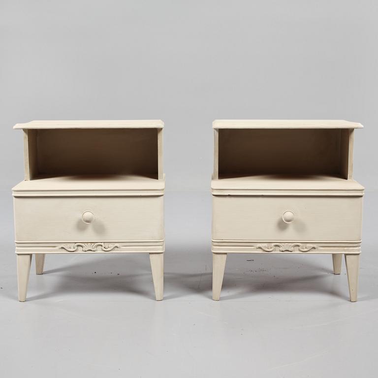 SÄNGBORD, ett par, omkring 1900-talets mitt.