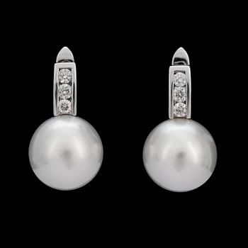 88. A pair of diamond, 0.26 ct in total, and pearl, 11.2 mm, earrings.