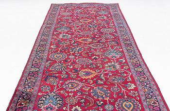 Matta, semiantik Meshed, signerad Saber, ca 460 x 152 cm.