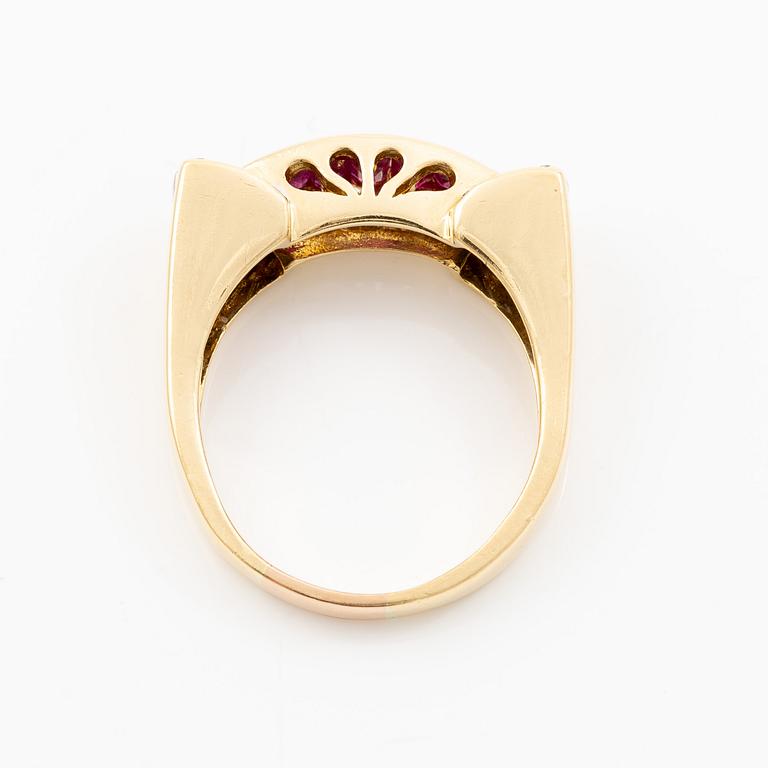 Ring, Engelbert, 18K gold with carré-cut rubies and brilliant-cut diamonds.