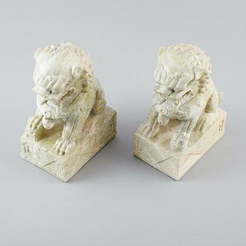 FIGURER, 1 par, grön sten, Kina, 1900-tal.