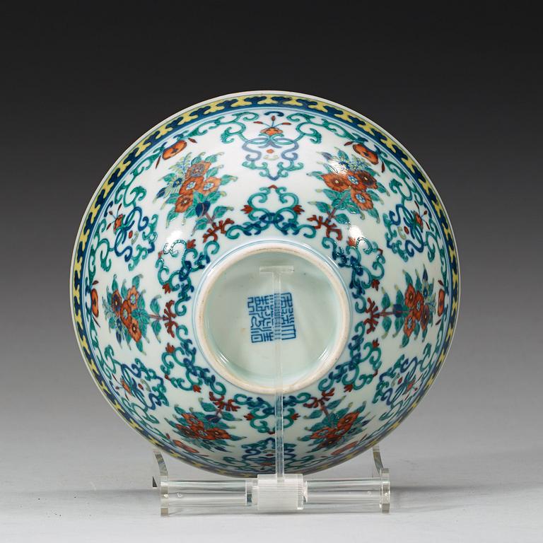 A doucai bowl, late Qing dynasty (1644-1912) with Daoguang charactere mark.