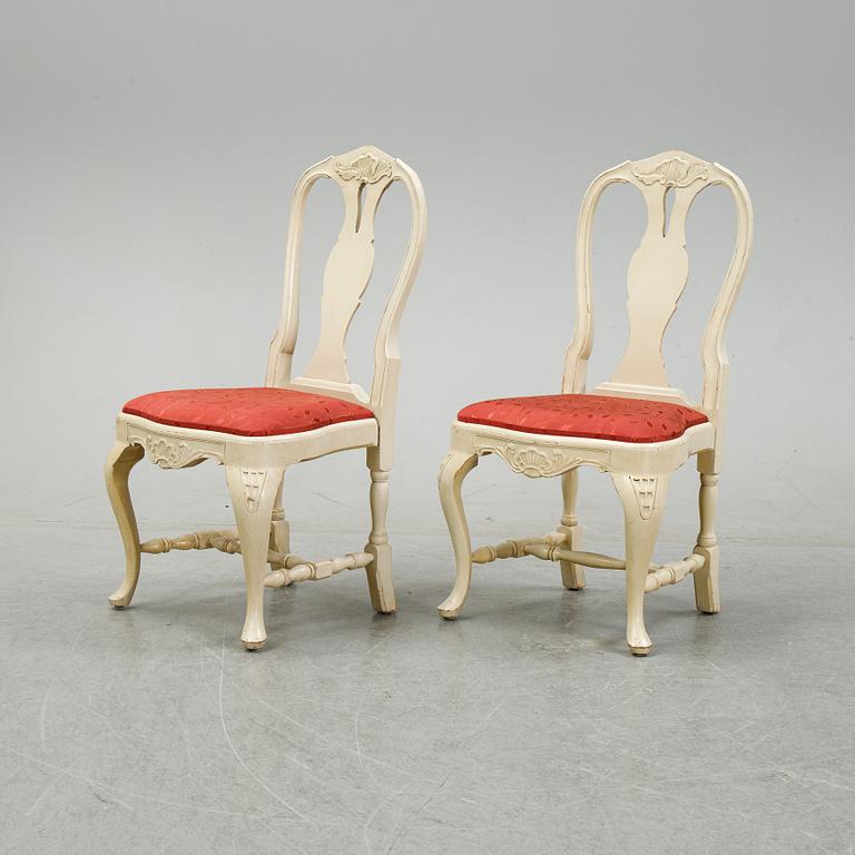 A rococo style dining set with a around table and eight chairs, 20th Century.