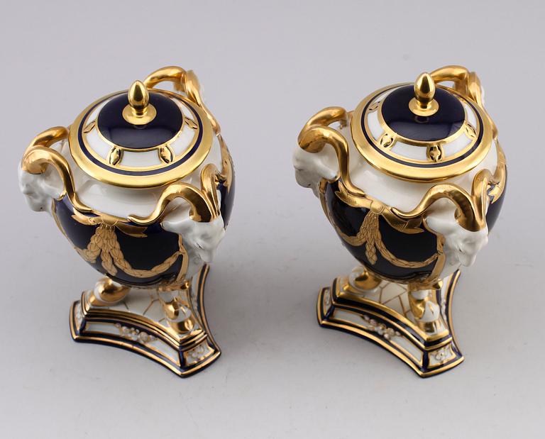 LOCKURNOR, 2 st, porslin, Royal Dux, 1900-talets mitt.