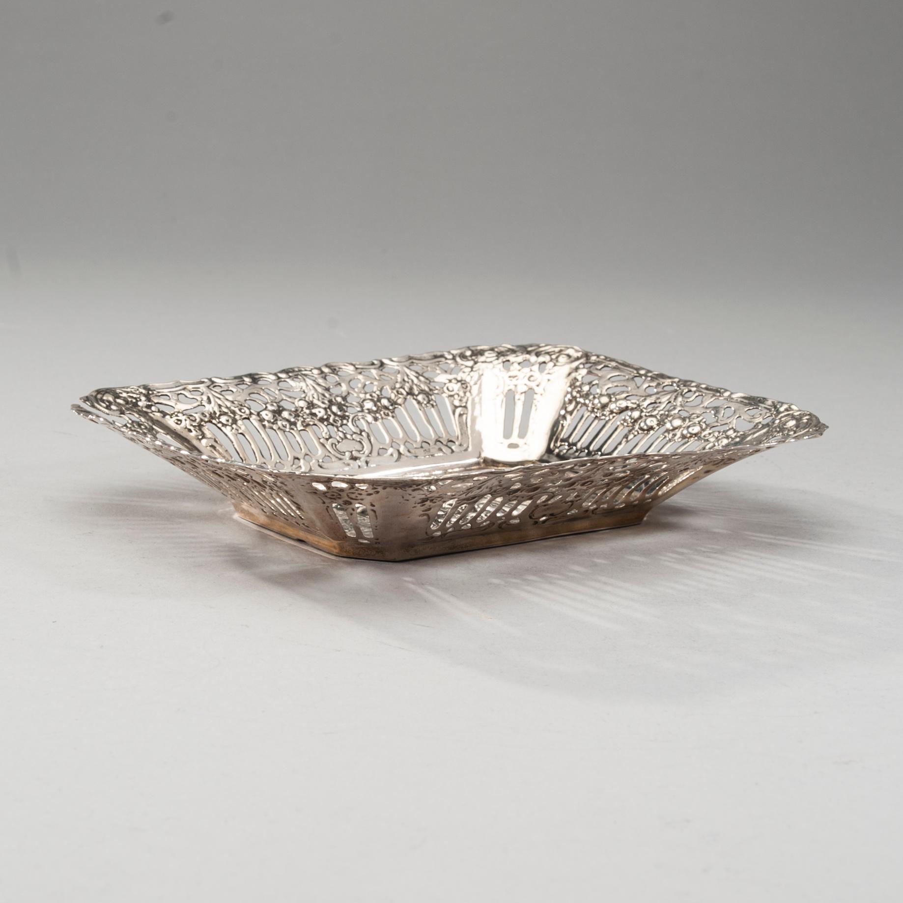 MALJA, hopeaa, Tauno Suhonen, Helsinki 1964. Paino noin 212 g.