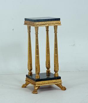 PIEDESTAL, gustaviansk stil.