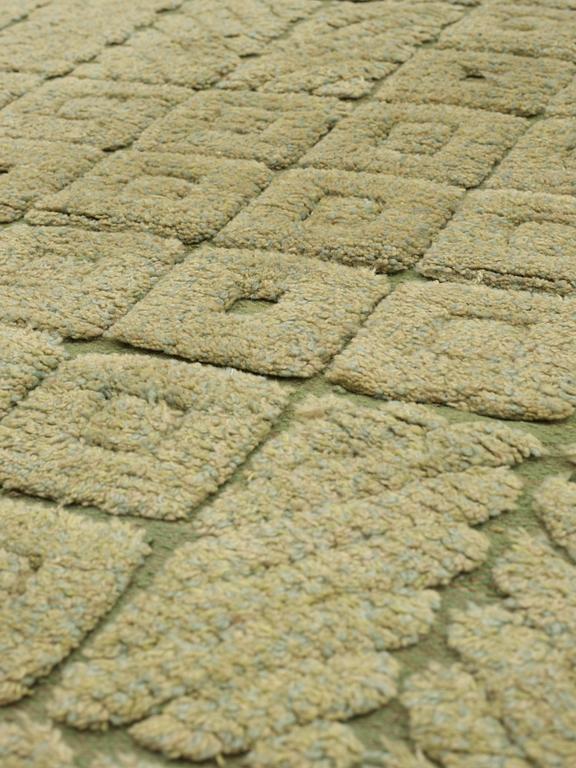 RUG. Knotted pile in relief. Almost circular. Diameter 176,5 - 184,5 cm. Signed I H K.