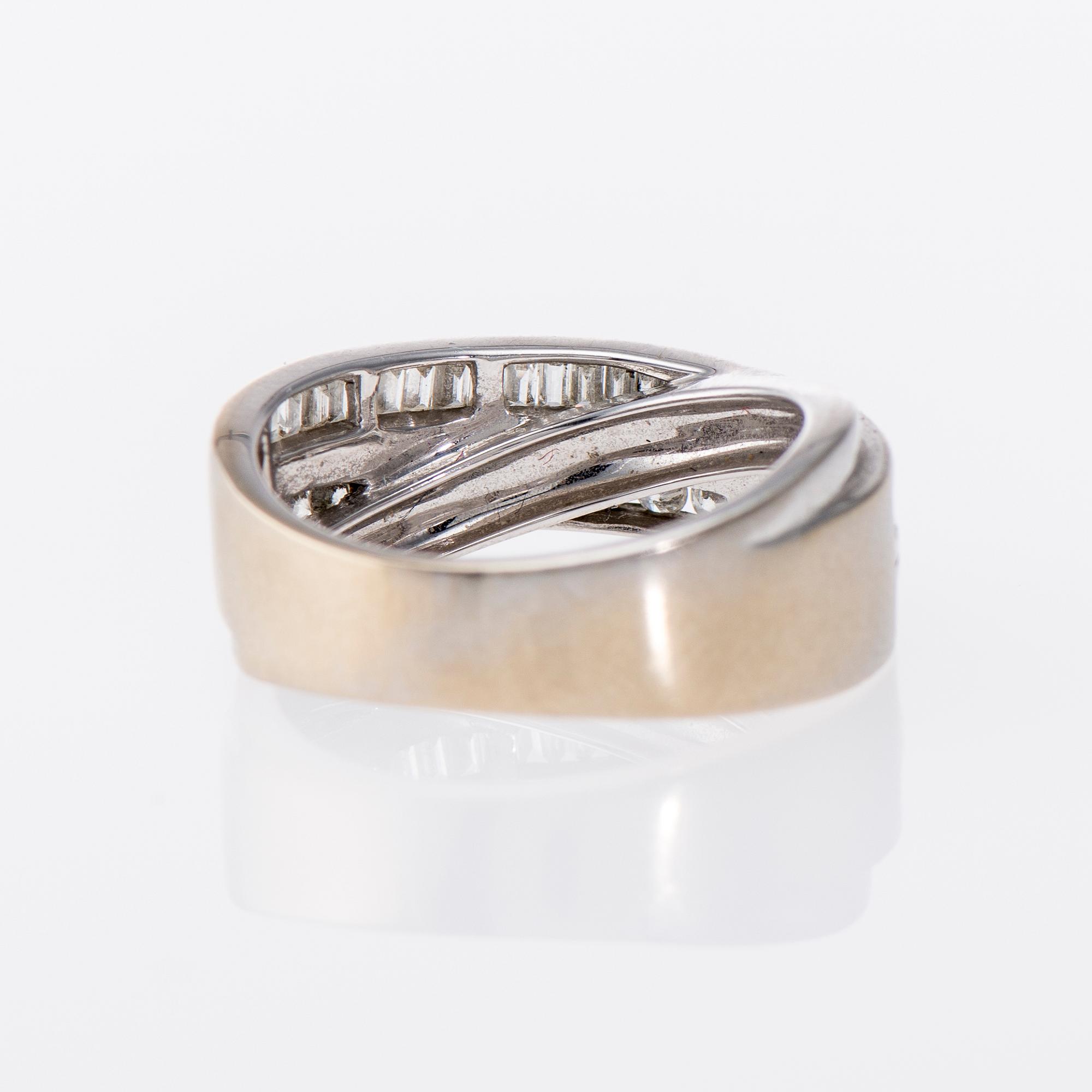 RING, 18K vitguld, briljant- och baguetteslipade diamanter tot. 0,75 ct. Sammanlagd vikt 7,0 g.