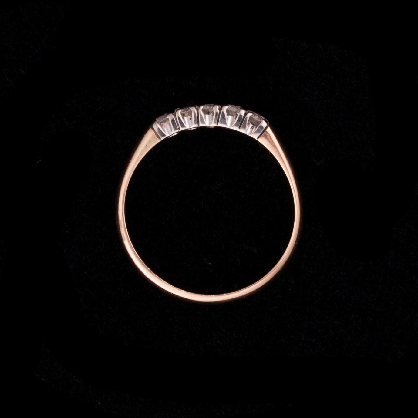 RING, guld 14K, 5 små diamanter tot. 0,10 ct. Finska stämplar 1996. Vikt 2,1 g.