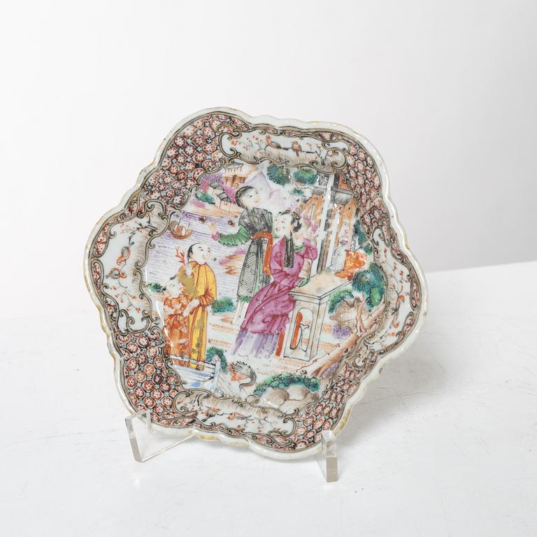 Two Chineseporcelain dishes, Qing dynasty, 18th century.