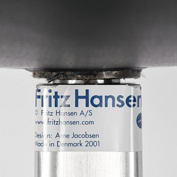 Arne Jacobsen, fåtölj med fotpall, "Ägget", Fritz Hansen, Danmark, 2001.