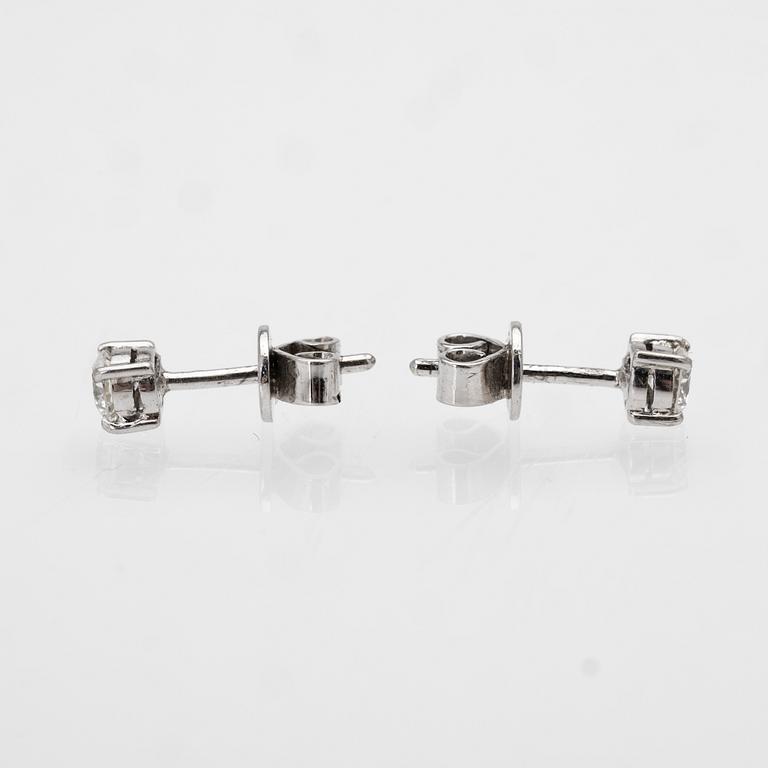 18K white gold earrings with diamonds.