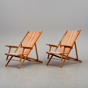 A pair of second half of the 20th century beachchairs.