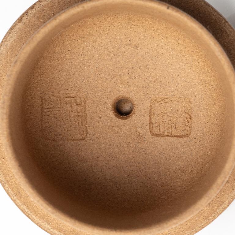 Two Chinese yixing teapots, 1980/90s.