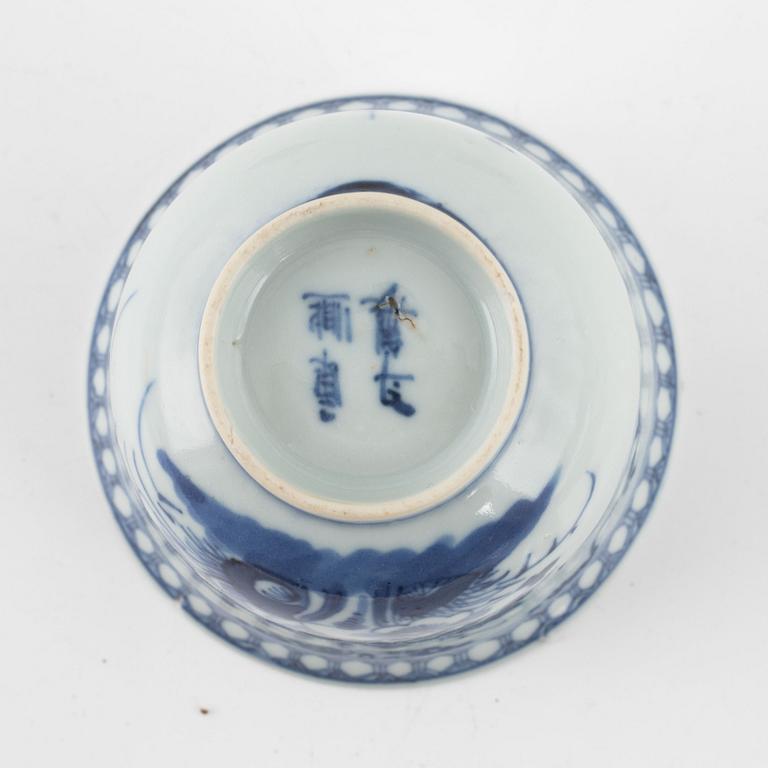 A blue and white Chinese cup with cover and stand, Qing dynasti, 19th century.
