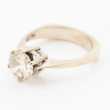 Ring, 18K white gold with a yellowish-brown brilliant-cut diamond.