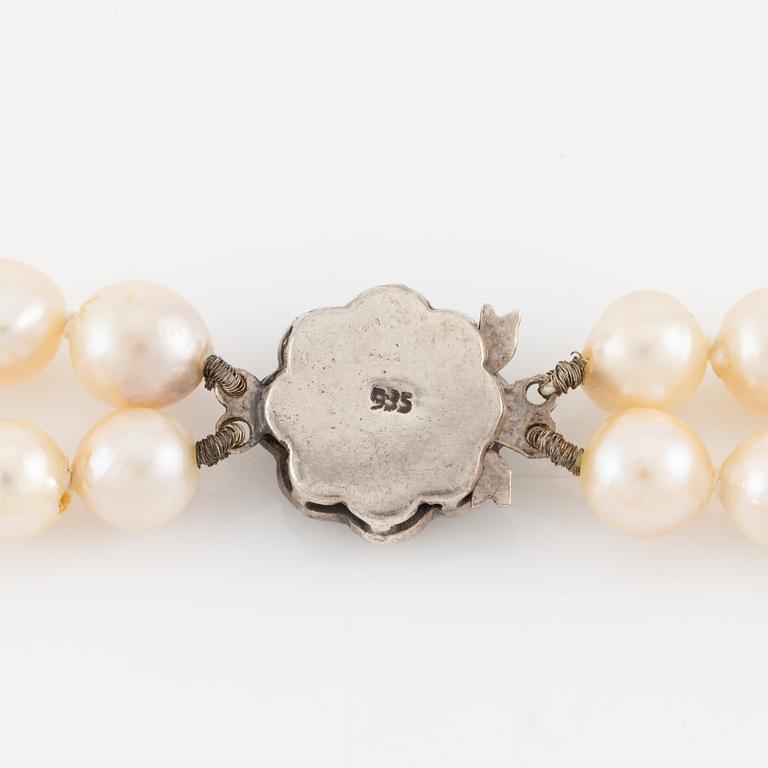 Pearl necklace, double-stranded with cultured pearls, with a clasp of silver set with pastes.