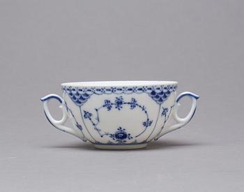 SERVISDELAR, 21 st, porslin, "Musselmalet", Royal Copenhagen, Danmark. 1900-tal.
