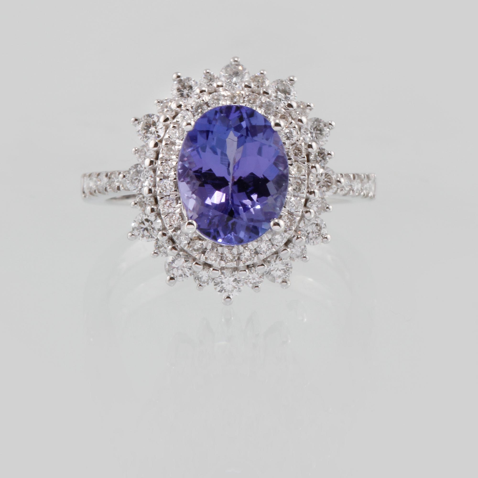 RING, 18K vitguld med ovalslipad tanzanit 2.12 ct samt briljantslipade diamanter 0.74 ct. Vikt 3,7 gram.