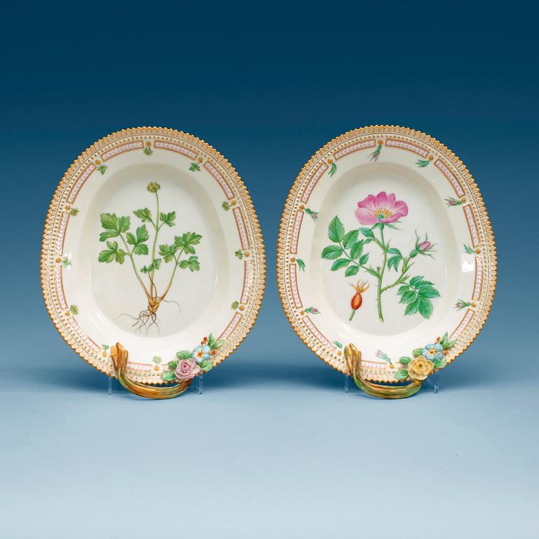 SALADIERER, ett par, porslin. "Flora Danica", Royal Copenhagen, Danmark, 1900-tal.