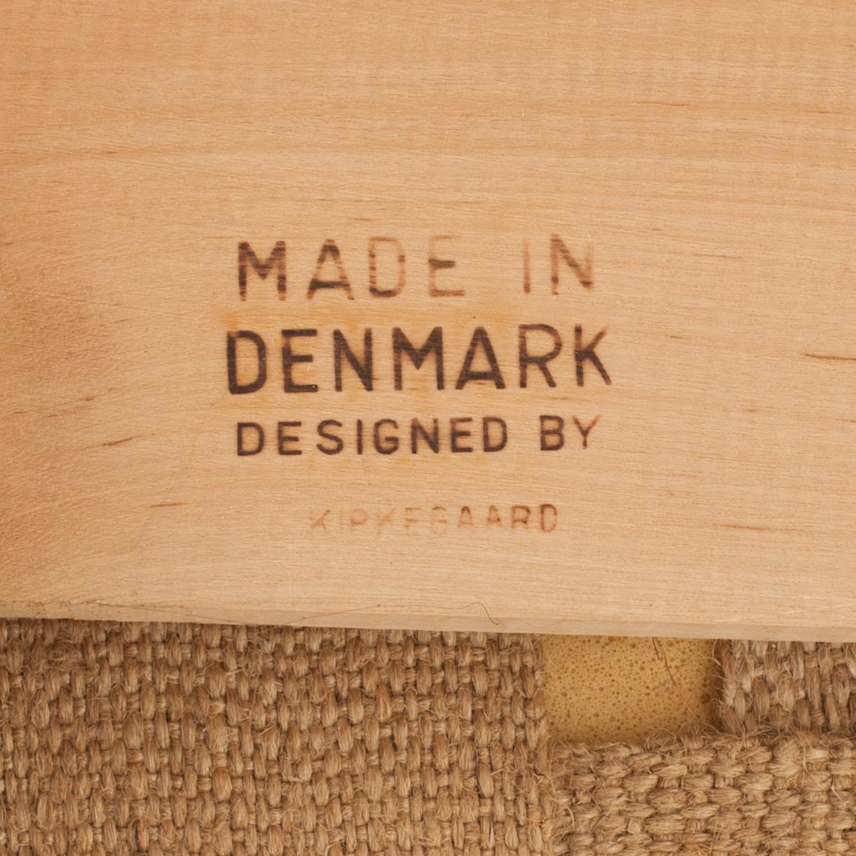KARMSTOLAR, ett par, Erik Kirkegaard, Höng Stolefabrik, Danmark, märkta.