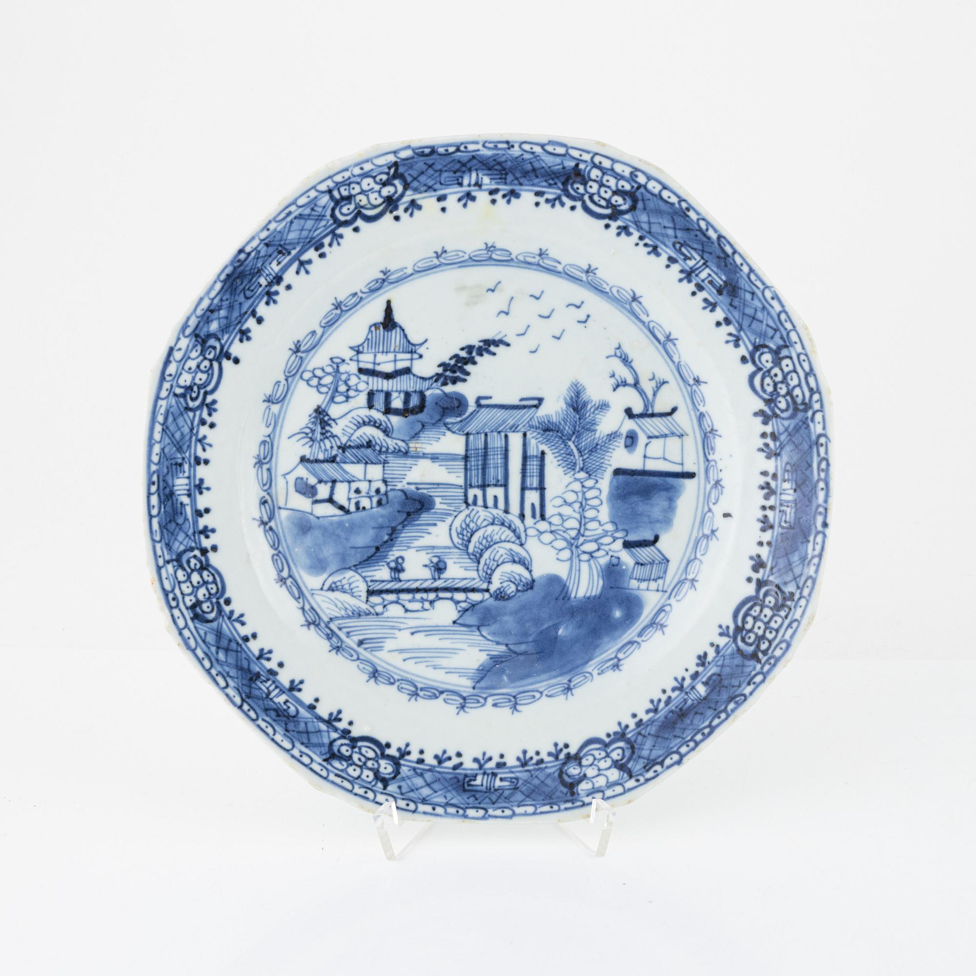 Tallrikar, 11 stycken samt flaska, porslin. Qingdynastin, 1800-tal.