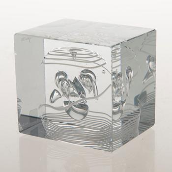 OIVA TOIKKA, A glass year cube signed Oiva Toikka Nuutajärvi 1987 and numbered 50/2000.