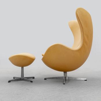 An Arne Jacobsen "Ägget" (Egg) leather easy chair and stool for Fritz Hansen, Denmark 1960s.