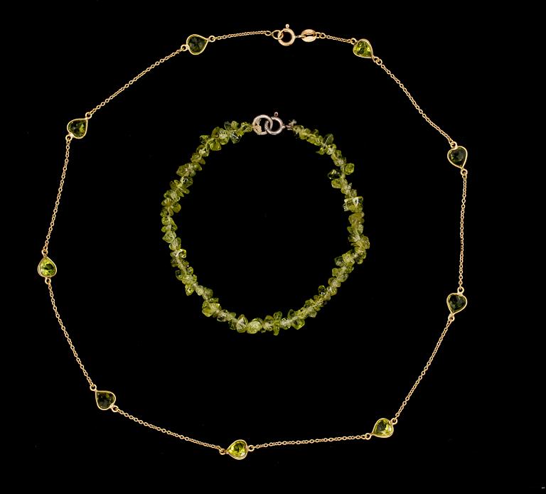 HALSBAND samt ARMBAND, 18k guld och peridot.