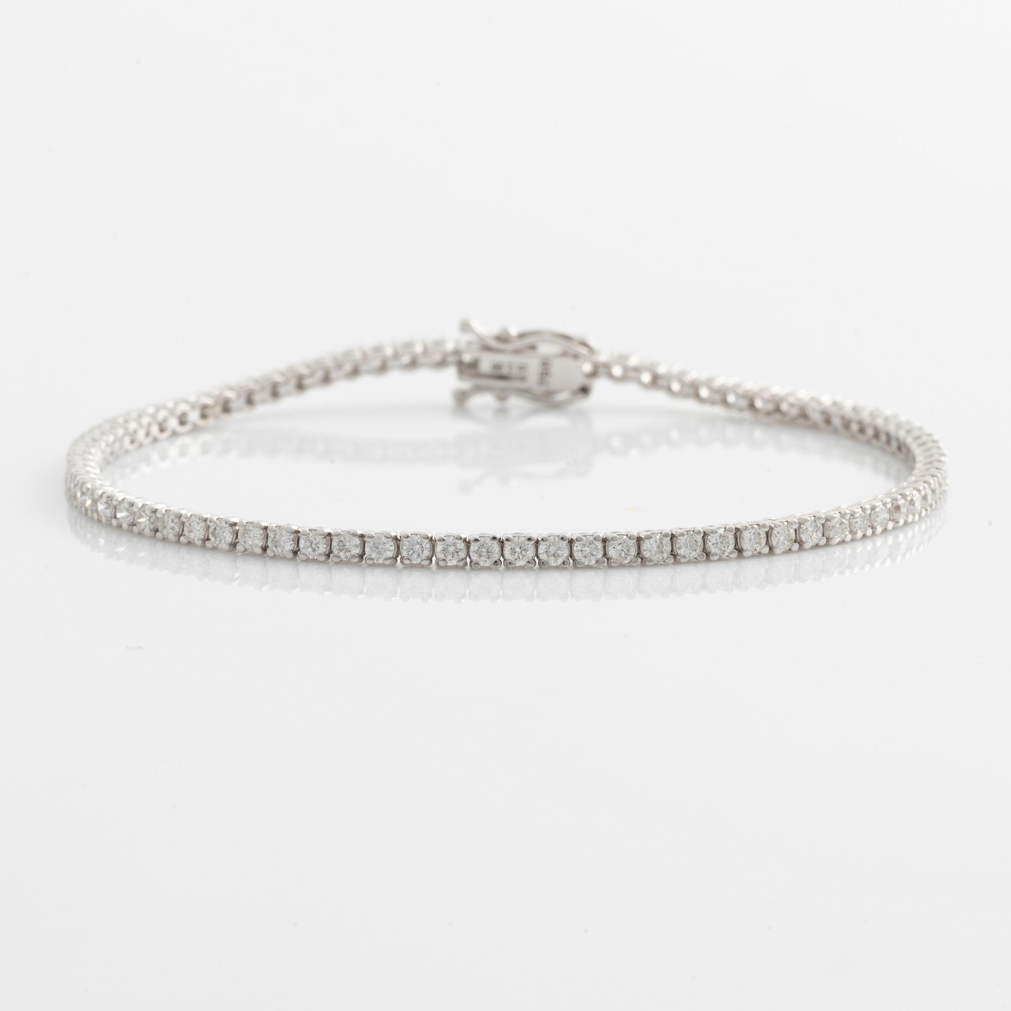 Tennis bracelet with brilliant-cut diamonds.