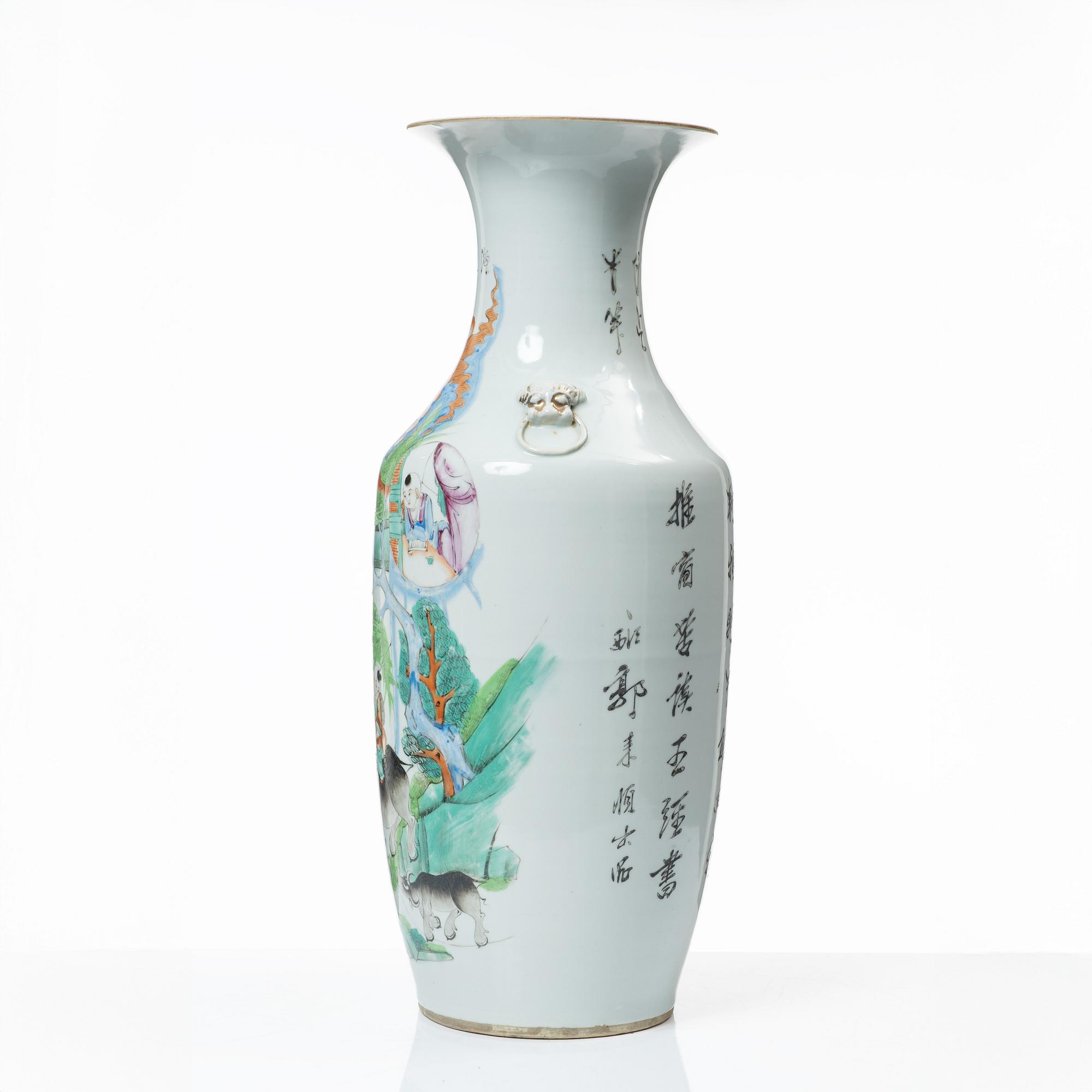 A Chinese porcelain vase, 20th century.