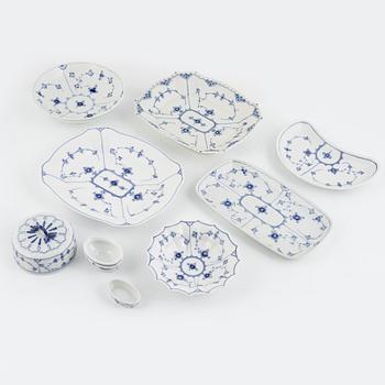 Bing & Gröndahl samt Royal Copenhagen, matservis, 99 delar, porslin, "Musselmalet", Danmark.