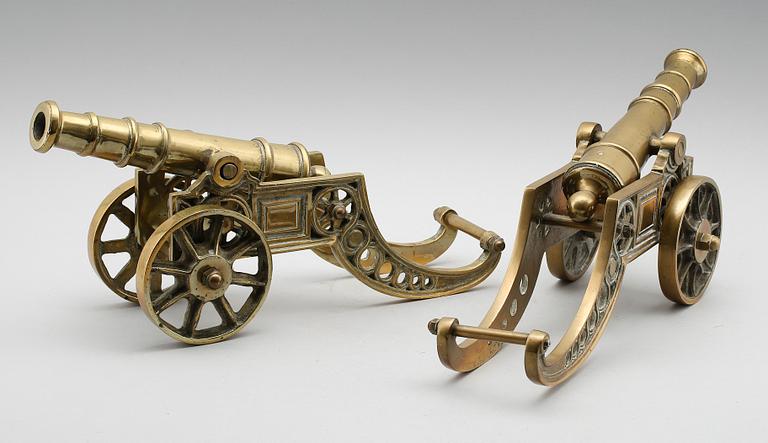KANONER, 2 st, mässing, 1900-talets andra hälft.