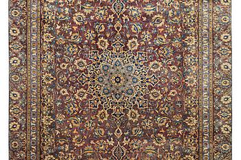 A carpet, Kashan, ca 325 x 209 cm.