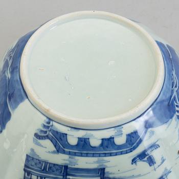 A blue and white export porcelain bowl, Qing dynasty, Jiaqing (1796-1820).