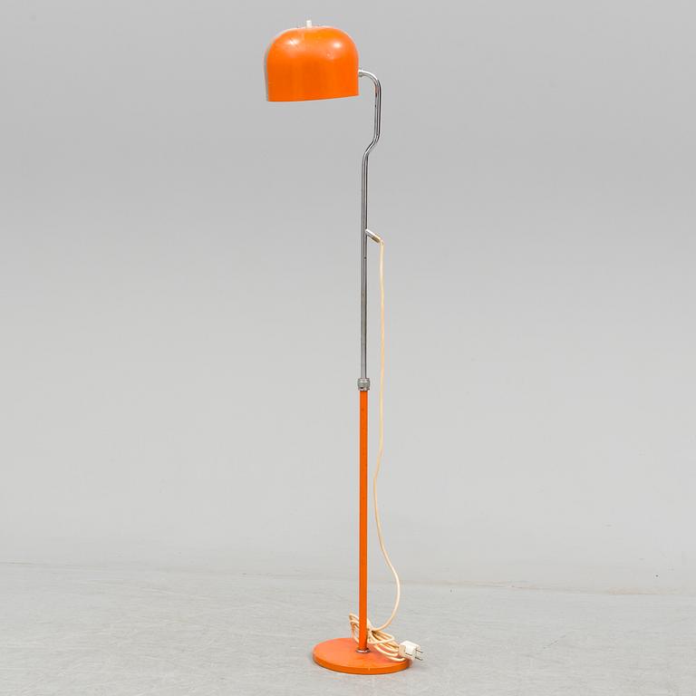 GOLVLAMPA, s.k. störtkrukan, metall, 1970-tal. Kosta.