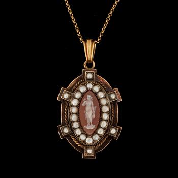 CAMÉMEDALJONG MED KEDJA, guld 18K, pärlor. Svensk kontrollsträmpel, 1800-tal. Tot ca 26 gram.