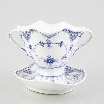 A 'Blue Fluted half lace' / 'Musselmalet' porcelain sauce boat, Royal Copenhagen, model 585, 1898-1923.