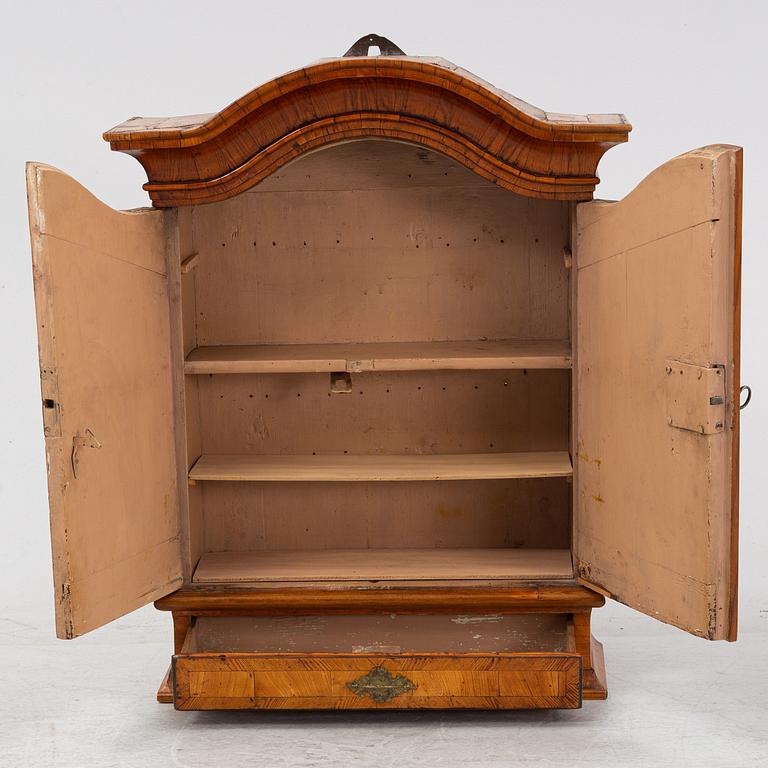 Hängskåp, Barock, 1700-talets första hälft.