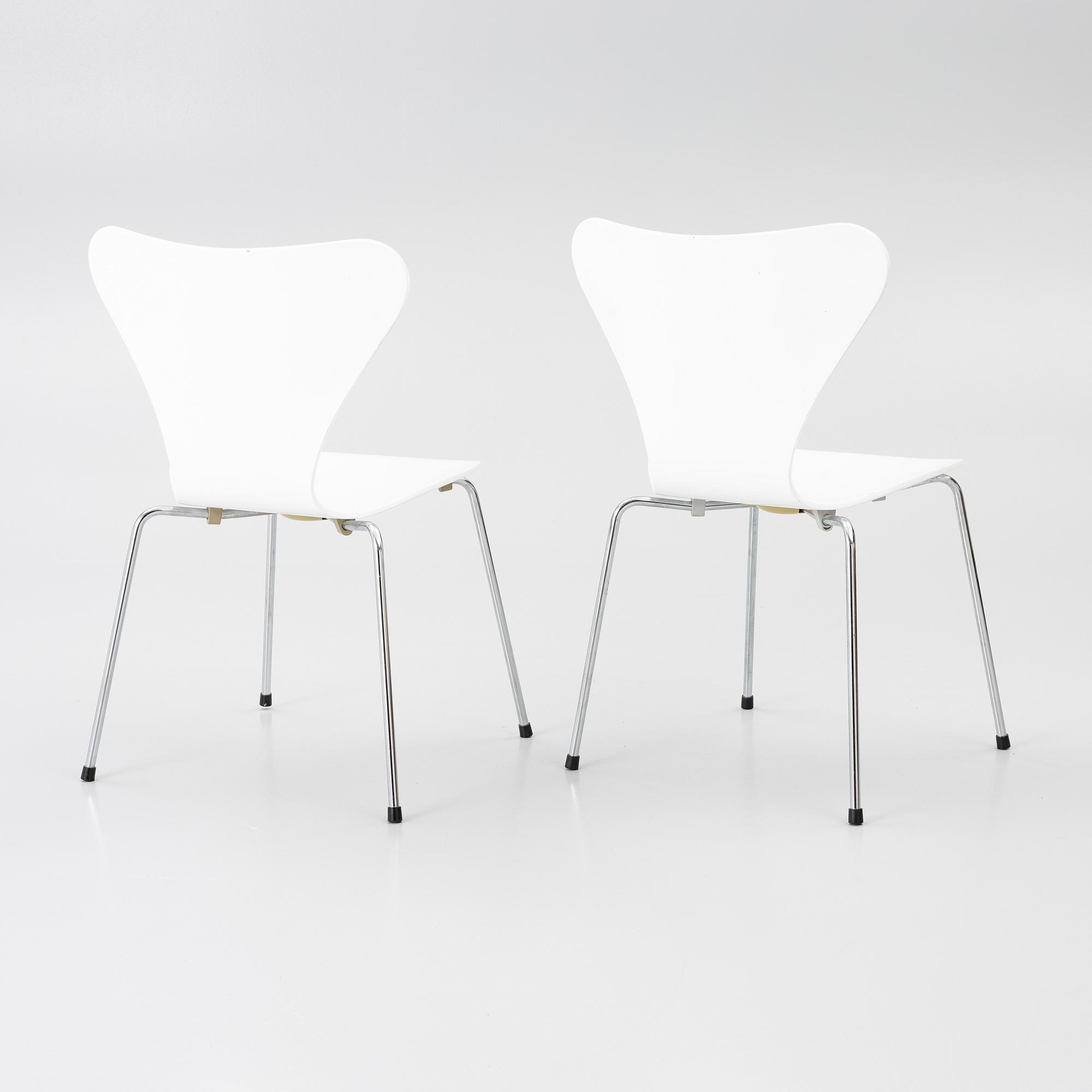 Arne Jacobsen, stolar, 2 st, "Sjuan", 1900-talets slut.