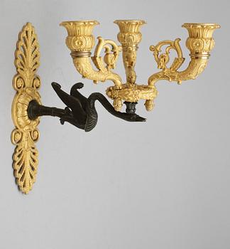 VÄGGAPPLIQUE, brännförgylld samt patinerad brons, empire, 1800-talets första hälft.