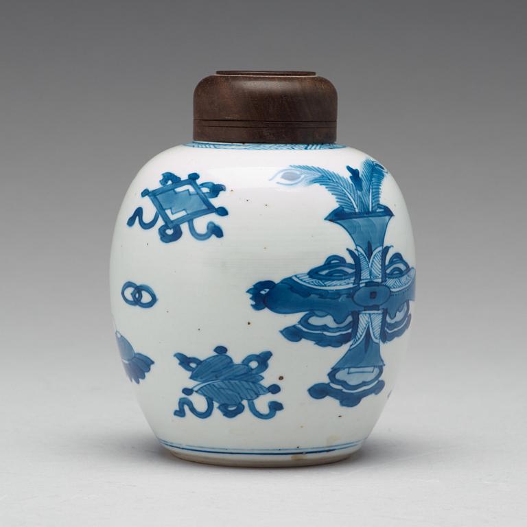 A blue and white tea jar, Qing dynasty, Kangxi (1662-1722).