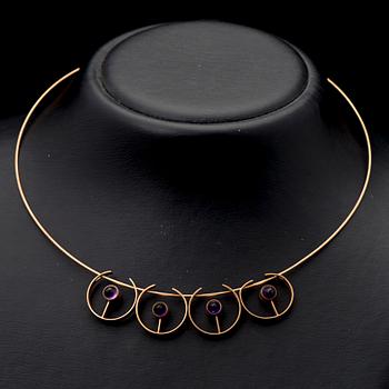 AN ELIS KAUPPI NECKLACE, cabochon cut amethysts, 14K gold. Kupittaan Kulta, Turku Finland 1959.