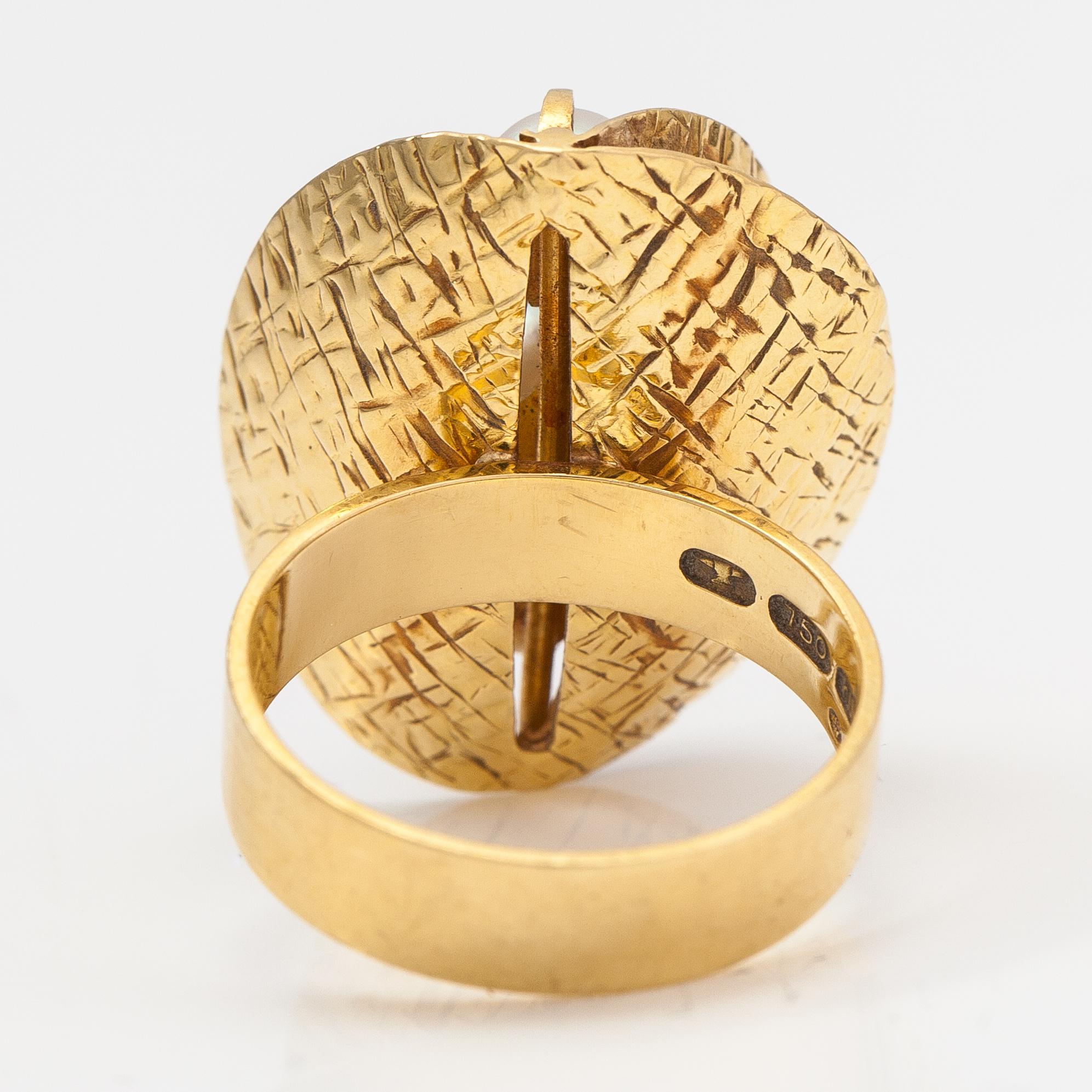 Elis Kauppi, ring, 18K guld och odalde pärlor. Kupittaan kulta, Åbo.
