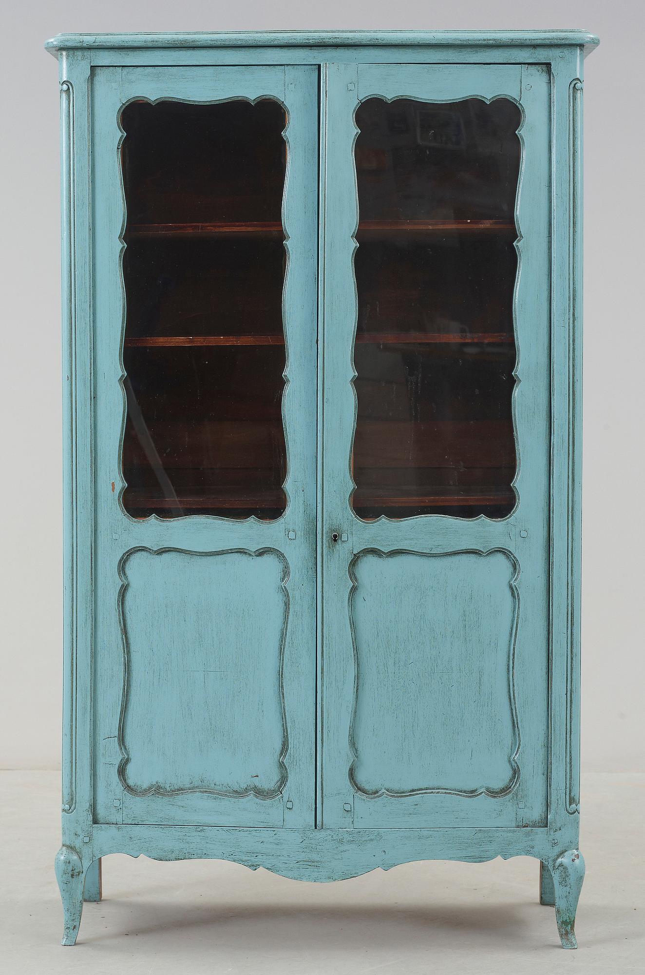 VITRINSKÅP, rokokostil, omkring sekelskiftet 1900.