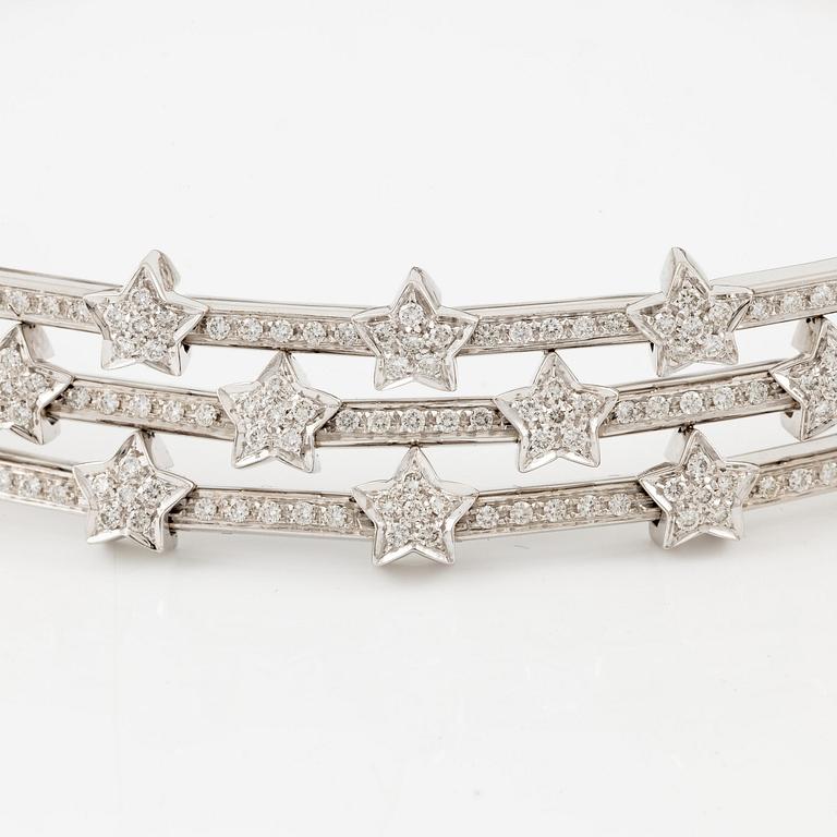 An 18K white gold necklace with round brilliant-cut diamonds.
