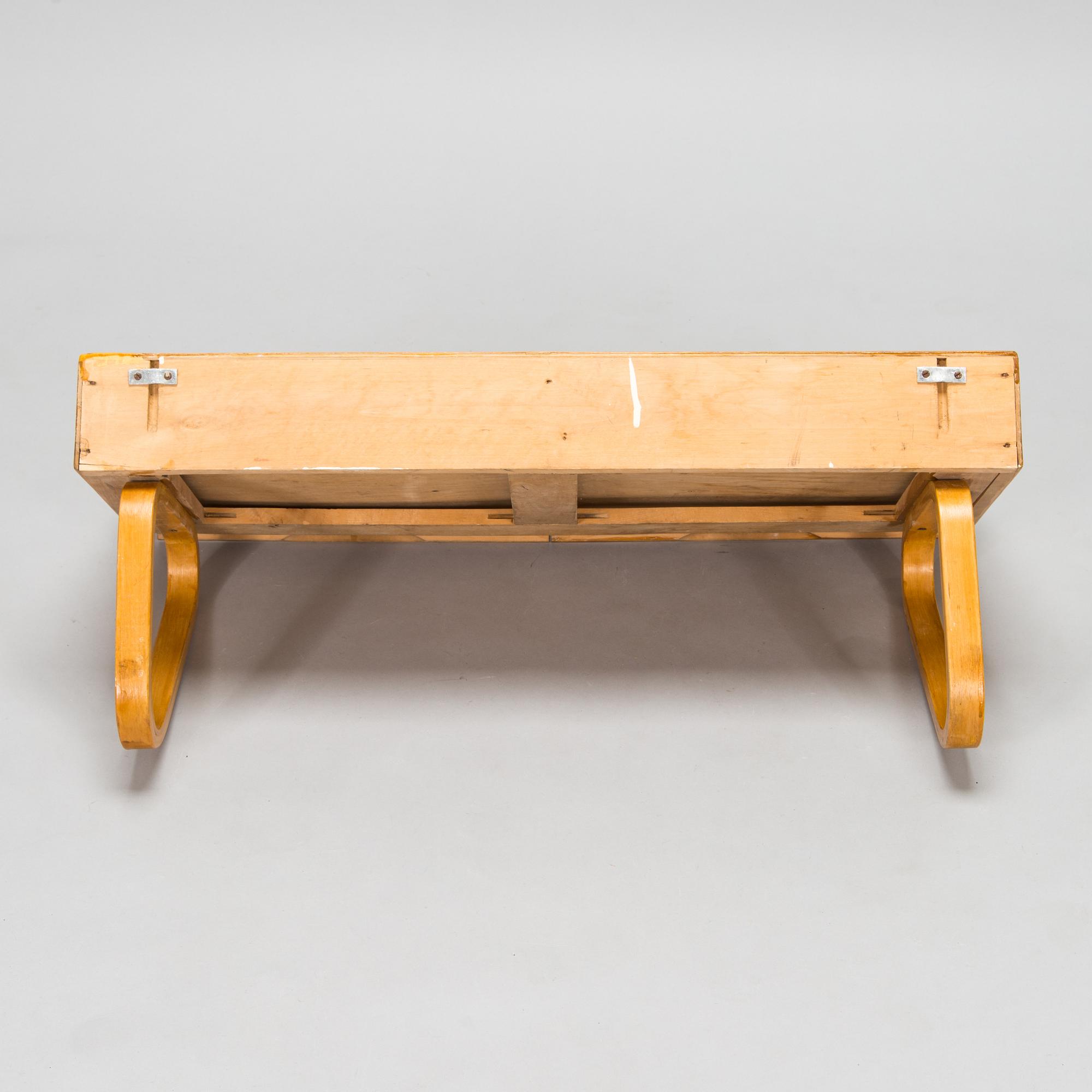 Alvar Aalto, konsol / hylla modell 114 för O.Y. Huonekalu- ja Rakennustyötehdas A.B. 1900-talets mitt.