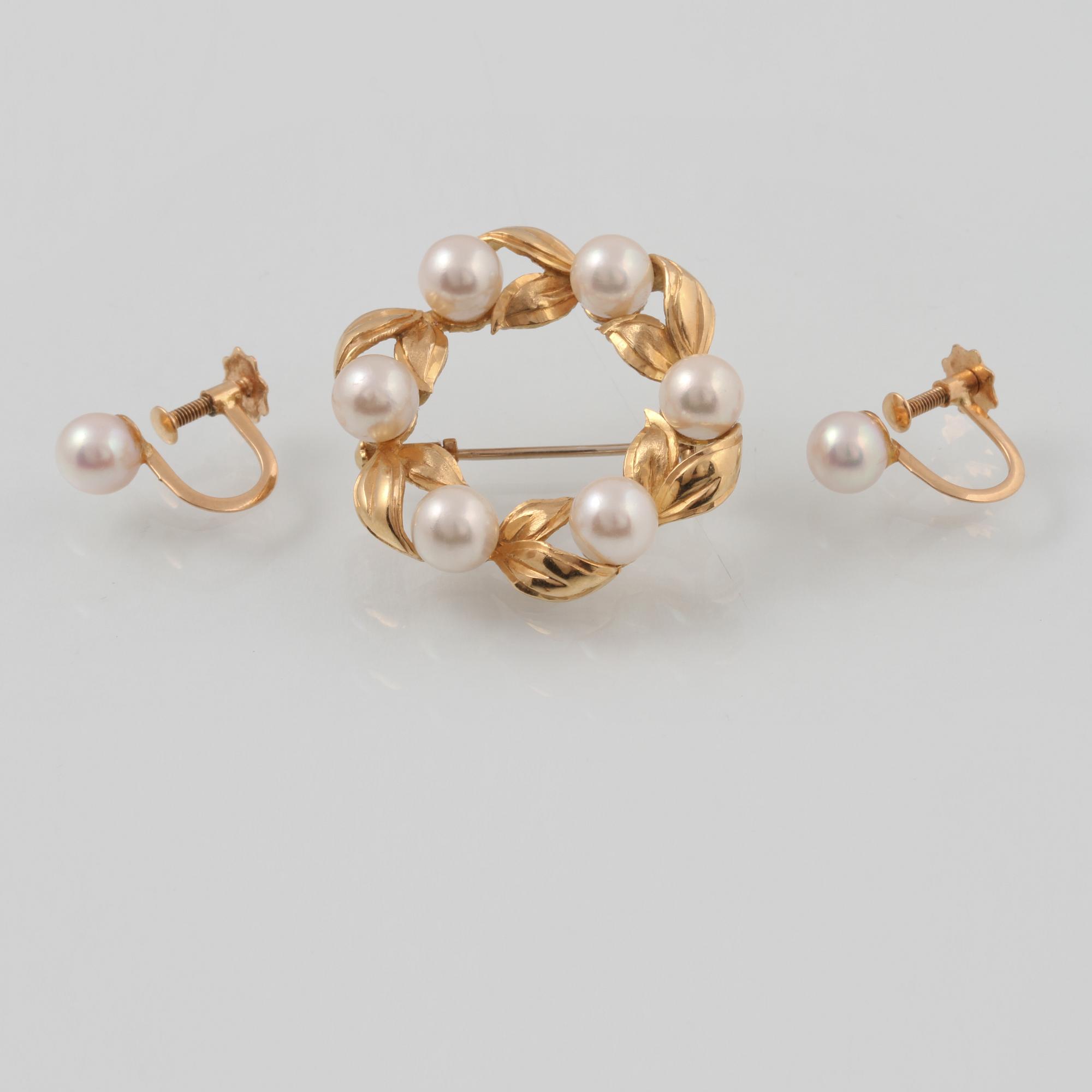 BROSCH SAMT ÖRHÄNGEN, 18K guld med odlade pärlor. Vikt 9,1 gram.