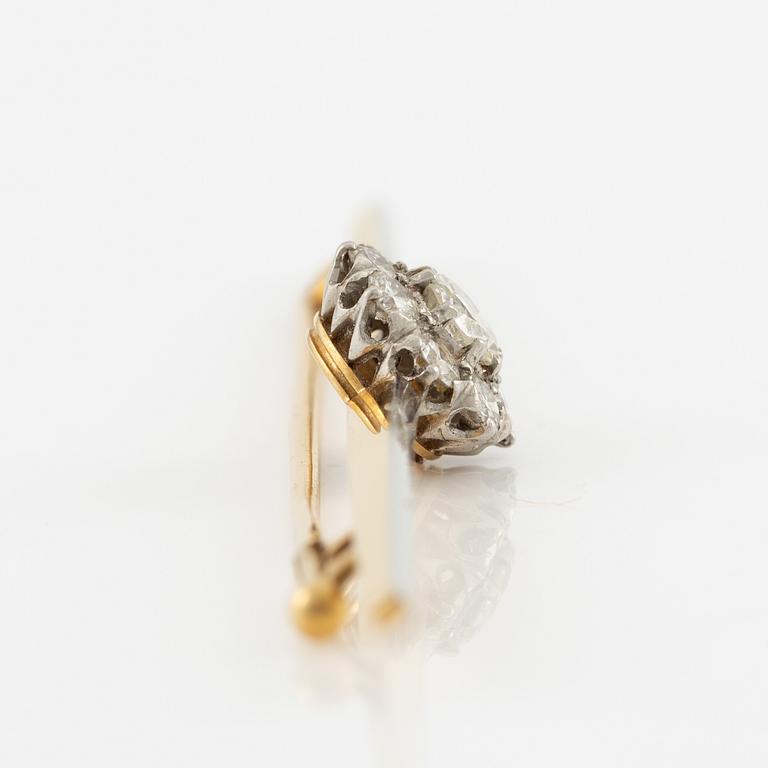 Brosch, 18K guld och mittstycke med gammalslipade diamanter. CG Hallberg, Stockholm 1926.