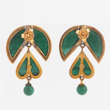 Earrings, a pair, gold with malachite.